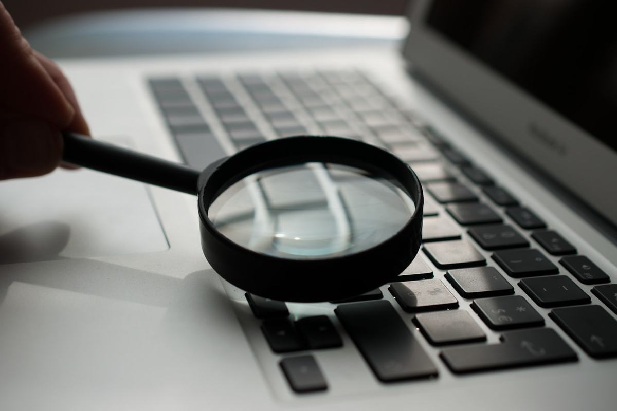 Lupe über einer Notebook-Tastatur